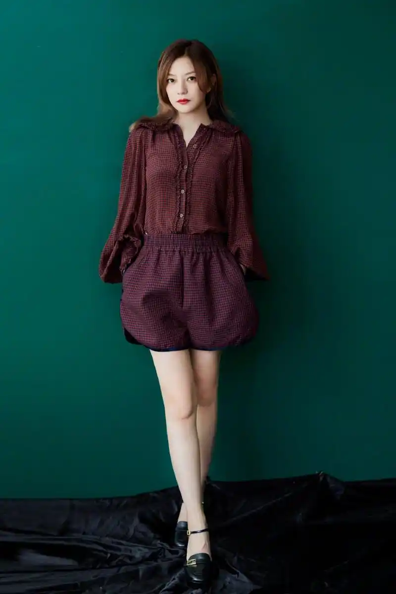 赵薇酒红色格子套装优雅写真图片19
