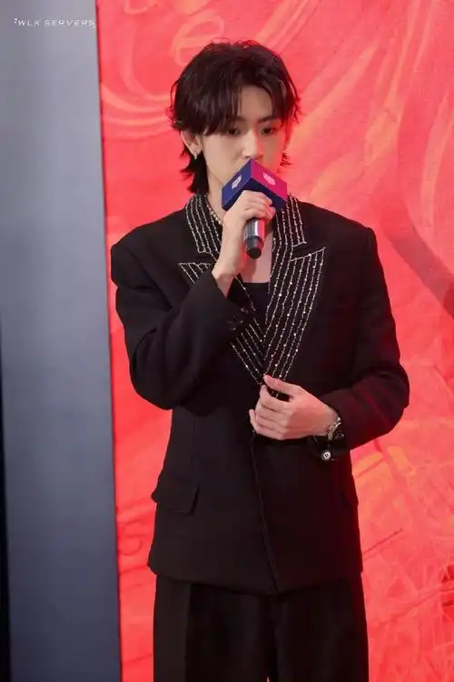 黑西装搭配珍珠项链时髦帅气  生图状态满分99#小鬼活动生图