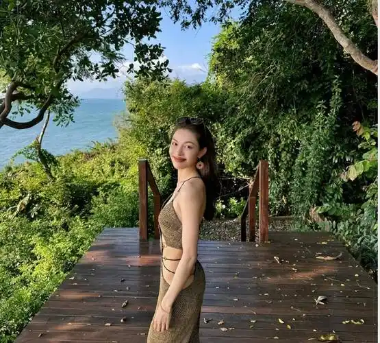 钟楚曦晒男友角度旅行照,穿比基尼秀身材,曲线完美零赘肉太吸睛