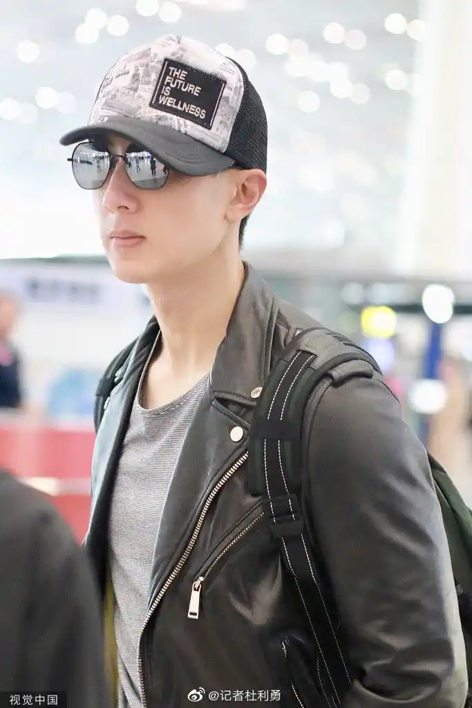 每日娱乐播报#【吴尊背双肩包斜戴鸭舌帽青春感爆棚 架黑超赶路潮范