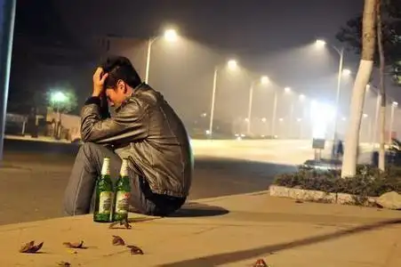 盐中里喝酒的男人