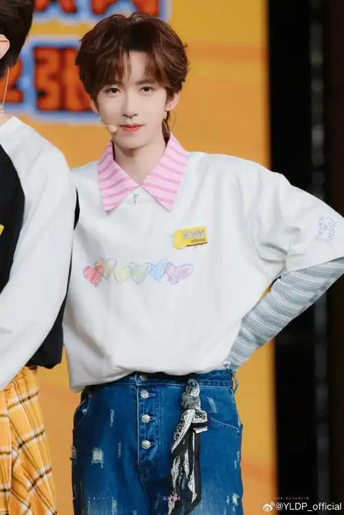 时代少年团-贺峻霖身穿yldp彩绘爱心短袖t恤,绚丽色彩与涂鸦印花敲铑