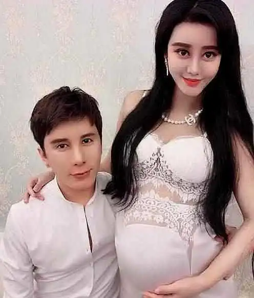 李晨罕见现身女友新照晒出神似吴昕孩子的颜值令人感到意外