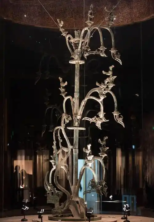 这座青铜神树出土于中国古代三星堆遗址,经历了漫长的岁月,见证了巴蜀