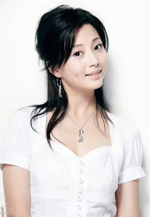 四十岁就是女明星生涯中的一道坎,能不能继续活跃在圈里,全看能不能