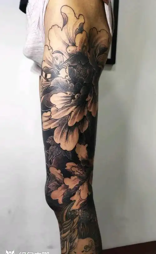 大腿牡丹纹身图片_腿部新传统牡丹纹身图案
