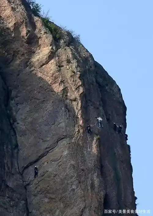 温州,雁荡山飞拉达,突然发现崖壁上挂了几个人