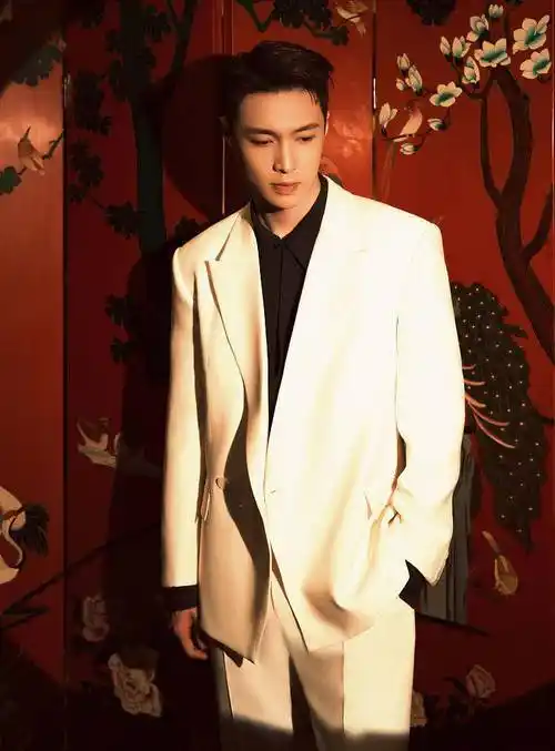 张艺兴梨花西装白拍帅气写真长身玉立背景墙国风味十足