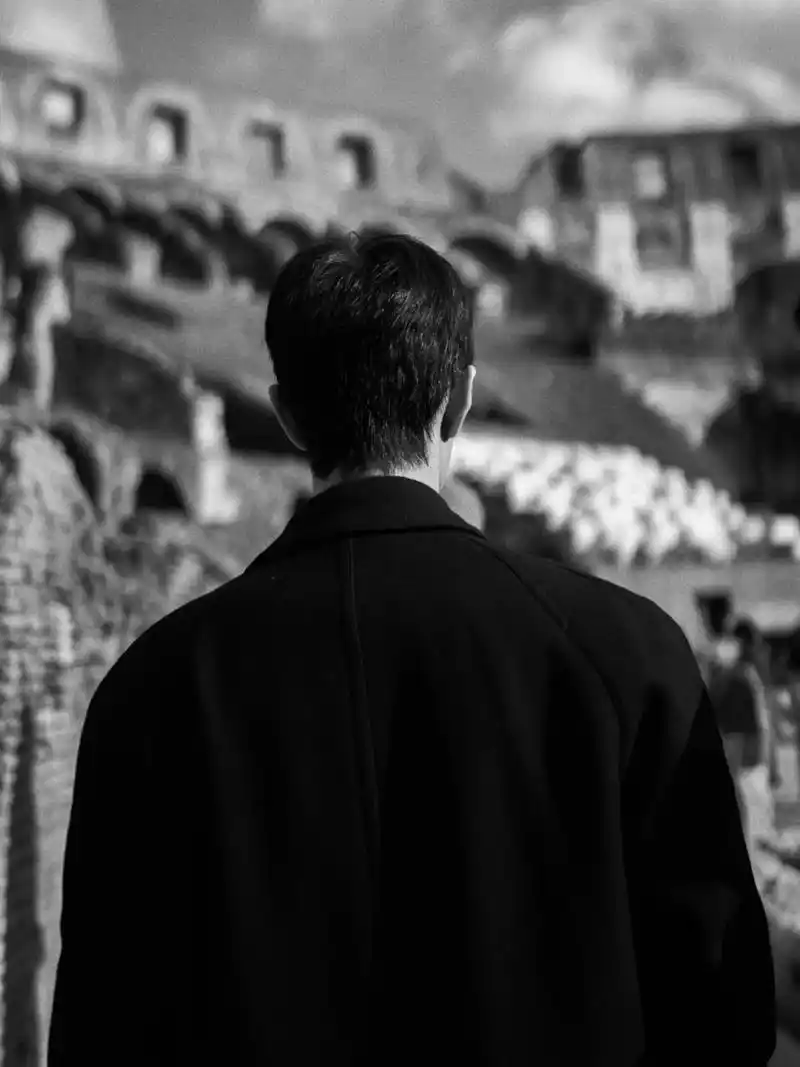 这个背影真的,这个大衣好好看,今年要再买一件黑色大衣我!