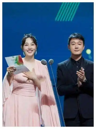 白百何39岁带儿子踢球,儿发披肩!老公居然这样……_张思麟_母亲_一家