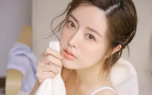 泳衣水灵水嫩美女图片-美女壁纸-高清美女图片-第2图-娟娟壁纸