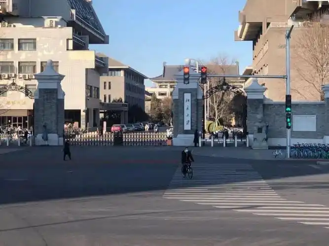 彭锋的办公室艺术学李道新彭锋是北京大学艺术学院教授.