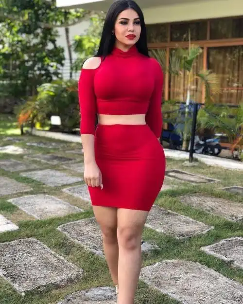 动作一:负重深蹲,这个动作对于女生有着非常好的效果,不仅可以让你