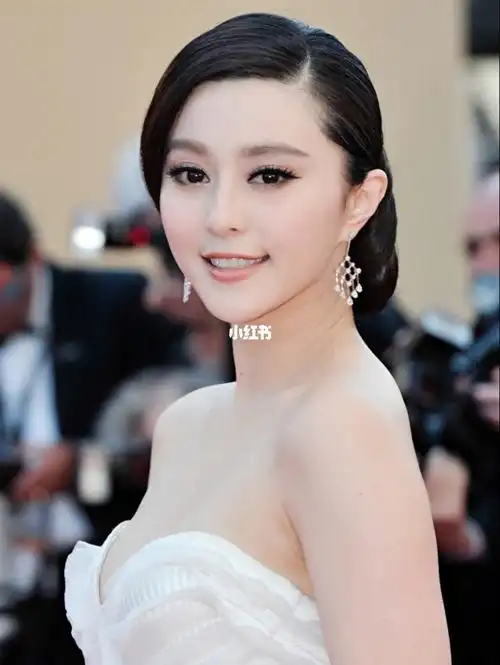 看演员范冰冰白天鹅造型优雅出席戛纳红毯