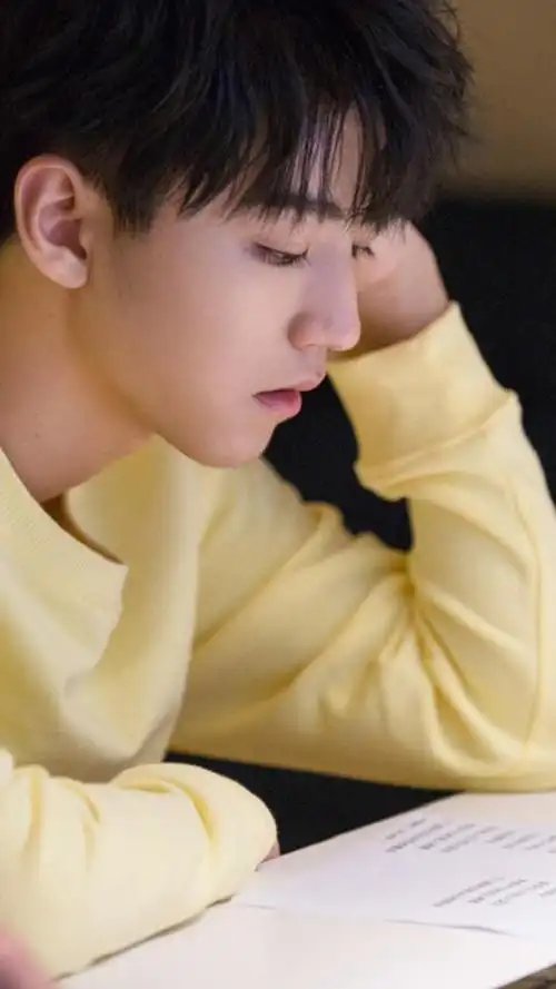 小鲜肉王俊凯帅气写真