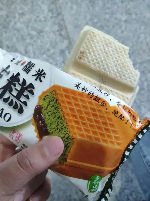 刚刚跟妈妈出去散步,本来不打算吃雪糕的,突然看到小卖部有卖方糕的