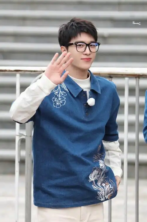 天啊跑男路透范丞丞短发 黑框眼镜 完全男大!完全击中!完全喜欢!