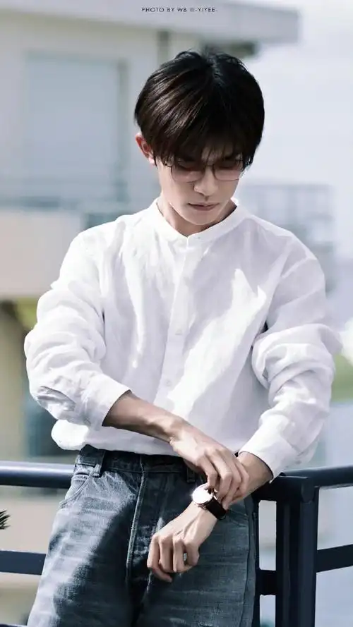 谁能拒绝这组白衬衫配牛仔裤太好看了#易烊千玺电影狂野时代#@tfboys