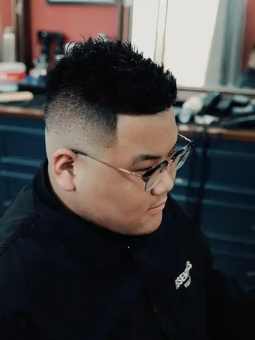 微胖男生看过来 精神短发短碎造型!