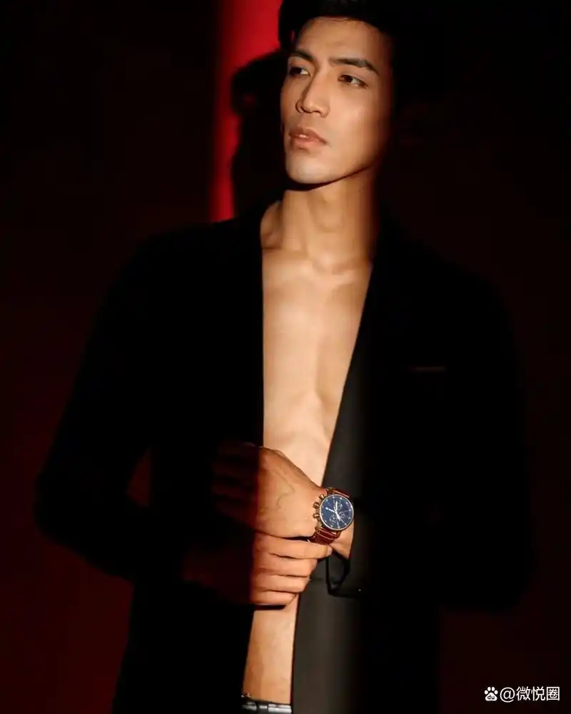 当一个肌肉型男亮出他的人鱼线,不仅有力量,还很性感哟!