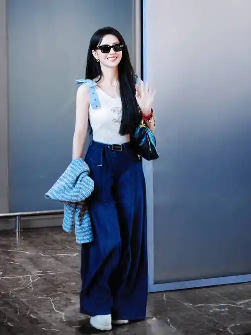 佟丽娅分享机场美照,笑容温柔迷人宛如初恋,与陈思诚离婚后更显魅力