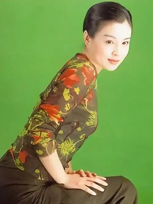 演员赵明明:刚出产房就被离婚,单亲妈妈25年,风光背后有眼泪