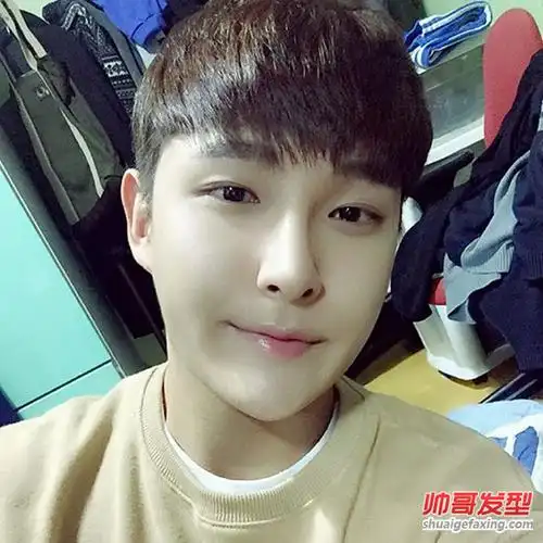 韩国90后帅哥示范椭圆脸尖下巴男生简单直发发型