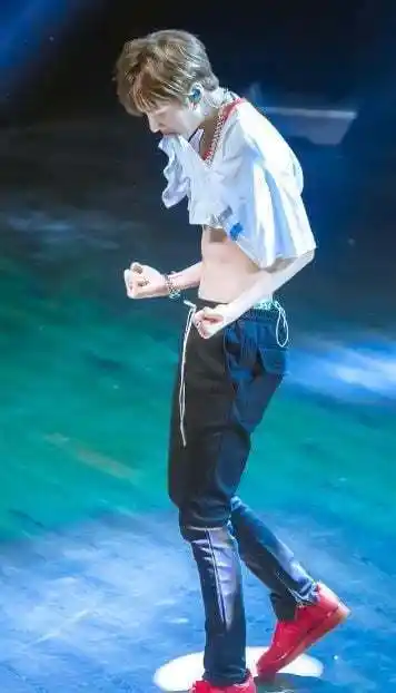 其实肖战,王一博都非常瘦,腰围非常细,而王一博看上去又比肖战要更瘦