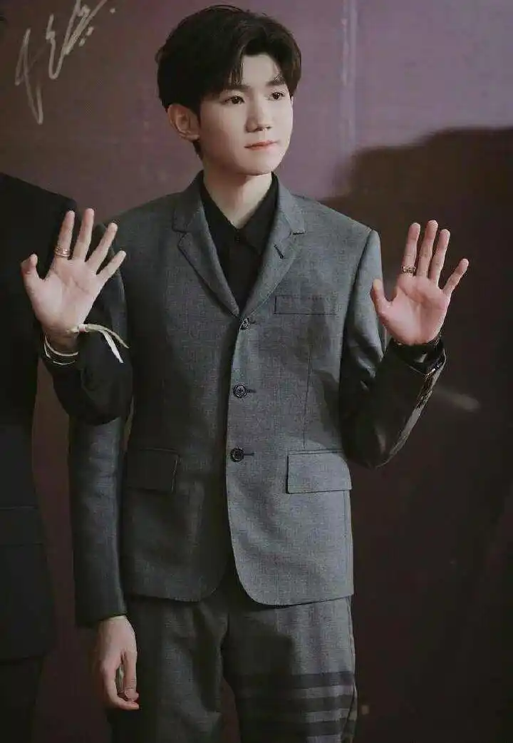 王源王俊凯易烊千玺合体华表奖,王源的左手亮了!