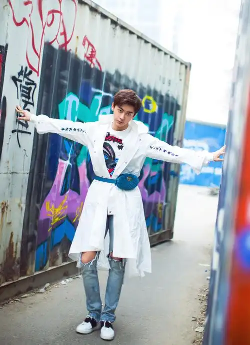 赵志伟曝全新街拍写真 多元素潮搭彰显独特个性