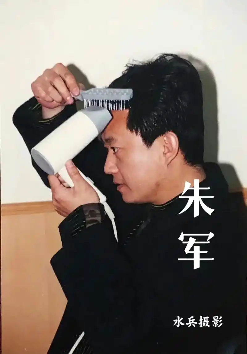 水兵摄影:中国内地节目主持人-朱军.【朱军简介选自网络】   - 抖音