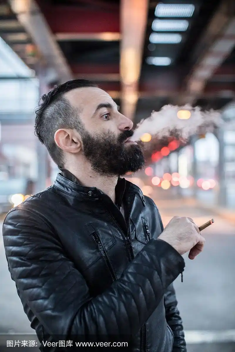 一个中年埃及男子在纽约布鲁克林街头独自吸烟的特写