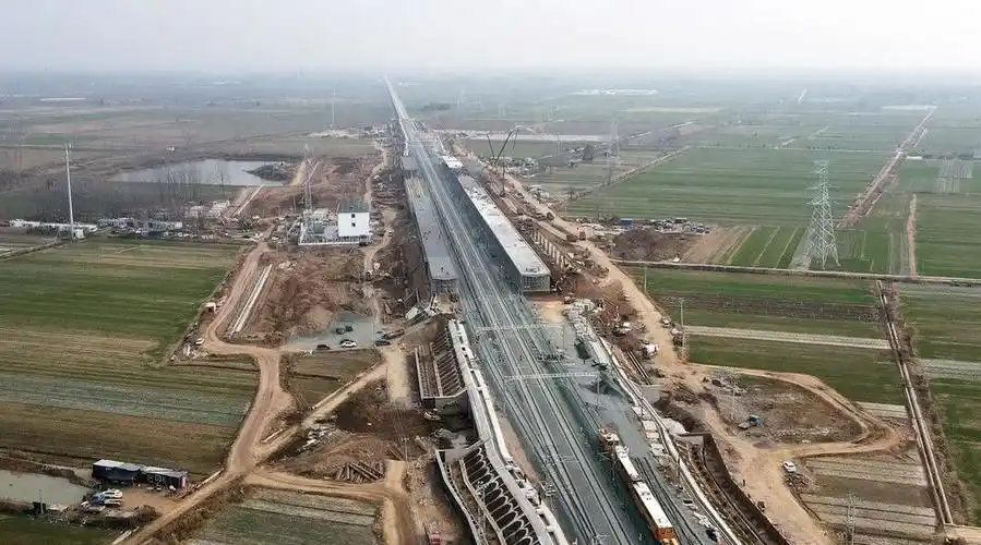 大许南站位于铜山区大许镇南侧 连徐高速公路北侧 距徐州市中心约 30