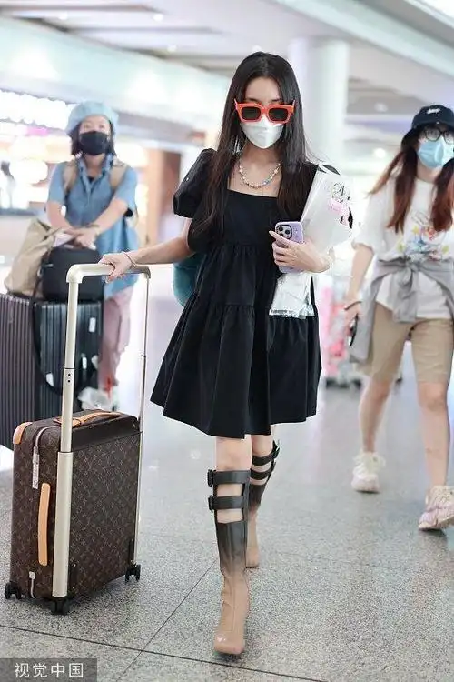 新浪娱乐讯 2023年8月1日,蒋依依身穿黑色连衣裙现身北京首都机场.