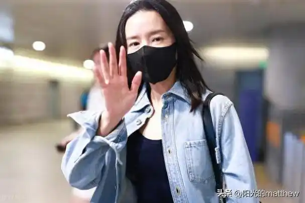 董洁现身上海机场身着牛仔套装清新简约