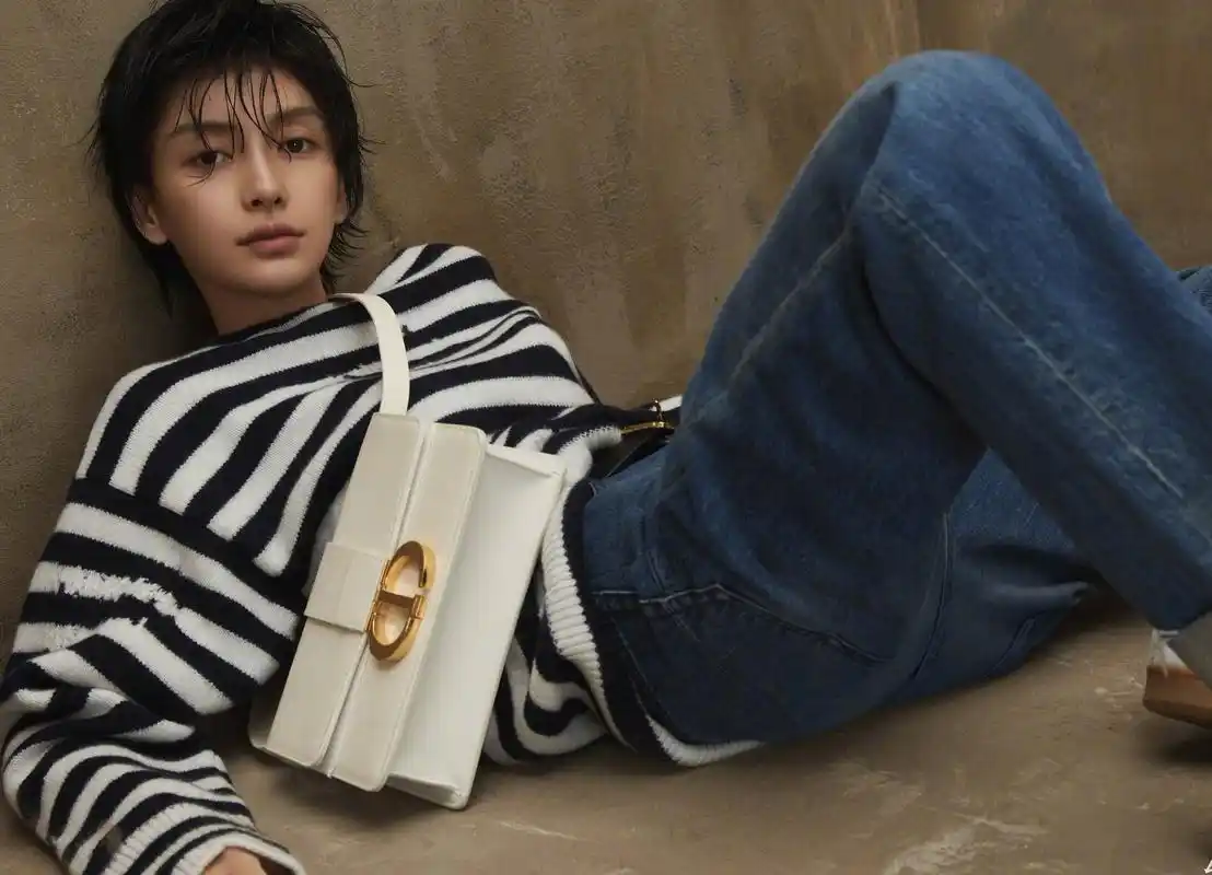 angelababy《红秀》封面,短发造型的她超级飒