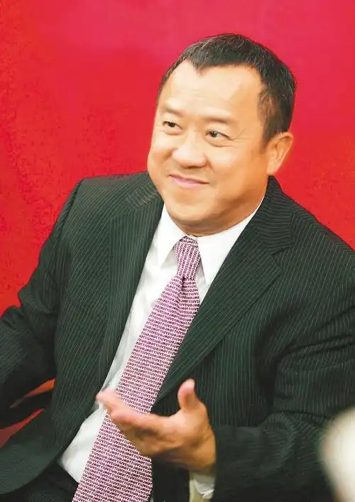 曾志伟,香港电影界的传奇人物,不仅是著名导演,演员,主持人,还是tvb半