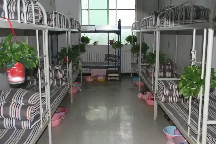 携手搭建爱的家园――实验初中温馨宿舍评比活动