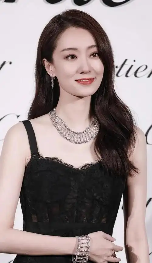 同一张脸,气质天差地别,红气养人这门玄学,比整容还管用!