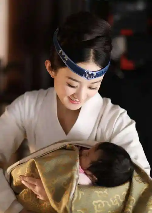 明星有多豪赵丽颖生子大金锁镶钻石照片流出