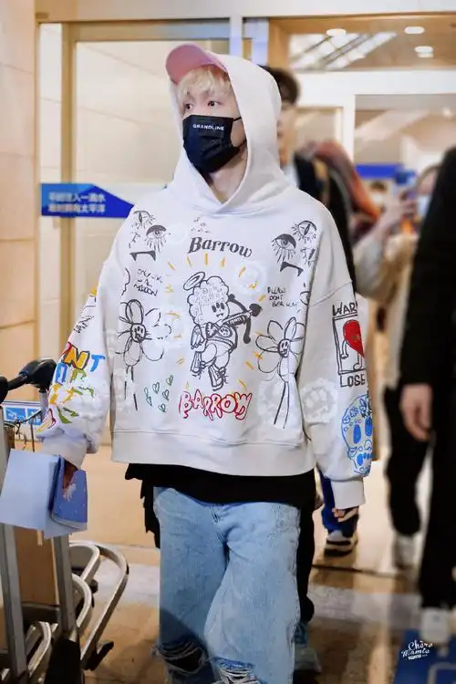 张艺兴[超话]#231116 pvg02 衣服有点可爱9899989998