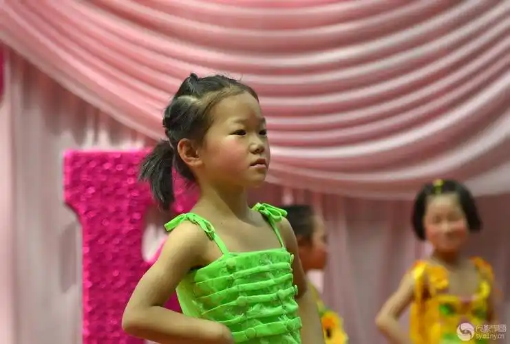 沸腾的小镇 快乐的孩子---唐河县龙潭镇中心幼儿园"六一"表演花絮