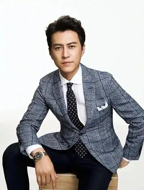 但很少人知道,她和当红实力派男演员靳东,居然是一对亲兄妹!