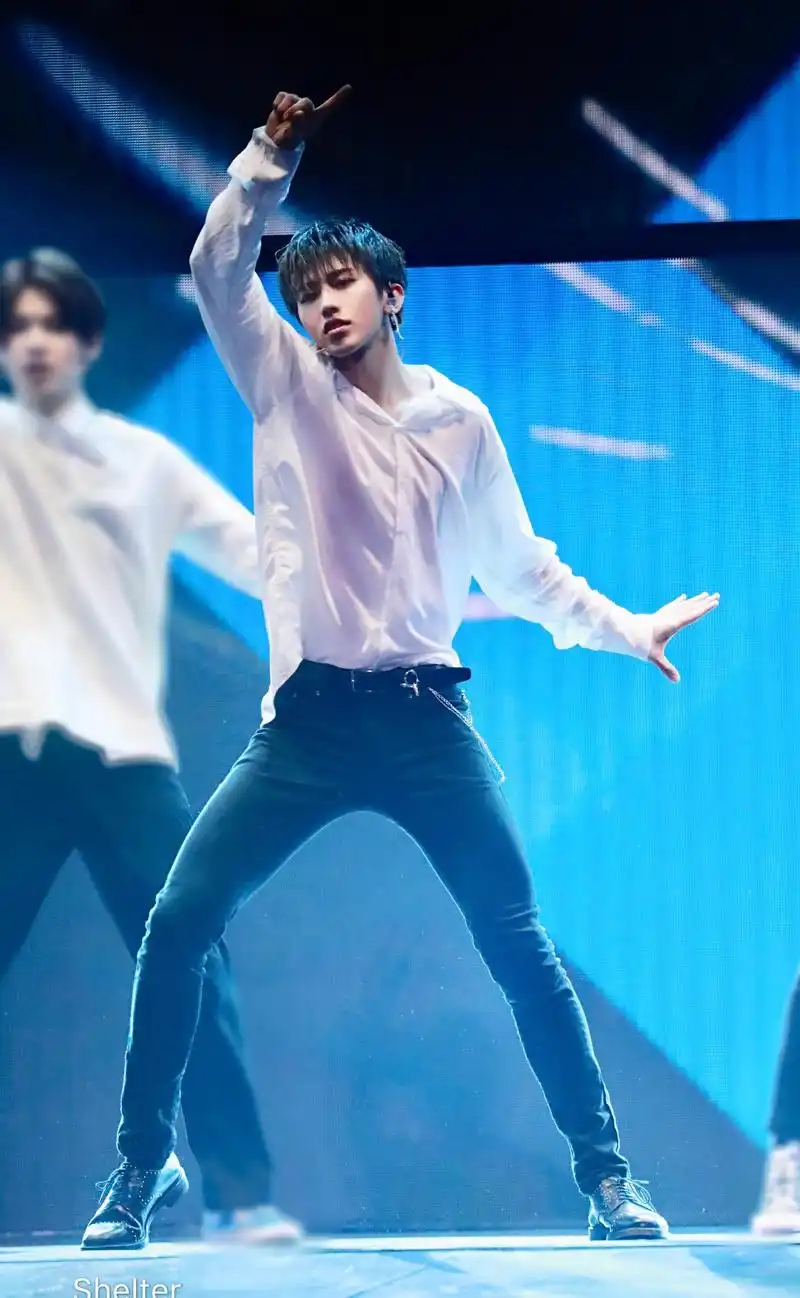 这些男星都拥有少女腰,蔡徐坤蚂蚁腰细过宋威龙,最夸张的是他