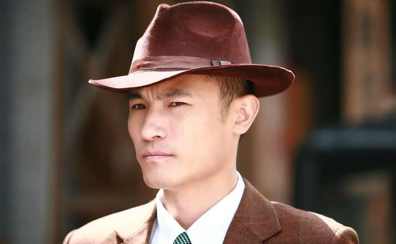 耿乐:低调实力派演员,家庭为重的选择 耿乐,这个名字或许很多人不太