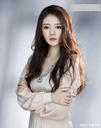 安以轩牛仔系服饰潮酷又减龄,时尚穿搭秀出大长腿,好年轻