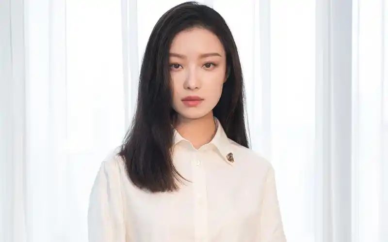 1/ 12 倪妮,1988年8月8日生于南京,毕业于中国传媒大学南广学院语言