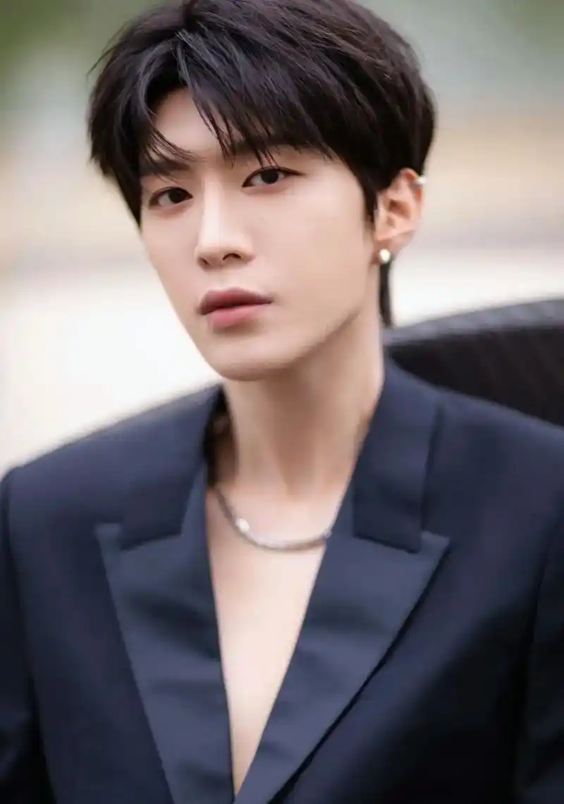 纪梵希彩妆代言人范丞丞 82