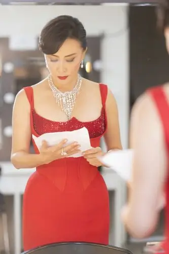 刘嘉玲身穿versace高定礼服,美人鱼造型闪耀红毯,一身珠光宝气!