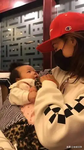 张柏芝三胎满月照疑似曝光嘟嘴卖萌炯炯有神网友好可爱